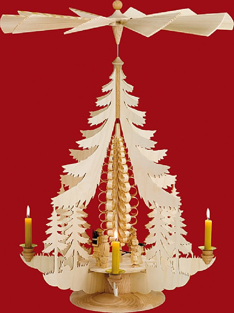 Taulin Große Pyramide, geschnitzte Waldfiguren Taulin Große Pyramide, geschnitzte Waldfiguren