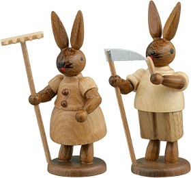 Ellmann Hasenpaar mit Rechen und Sense Natur Ellmann Hasenpaar mit Rechen und Sense Natur
