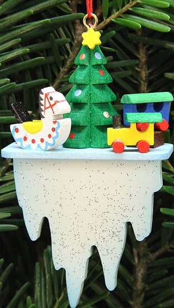 Christian Ulbricht Baumbehang Baum mit Spielzeug auf Eiszapfen Christian Ulbricht Baumbehang Baum mit Spielzeug auf Eiszapfen