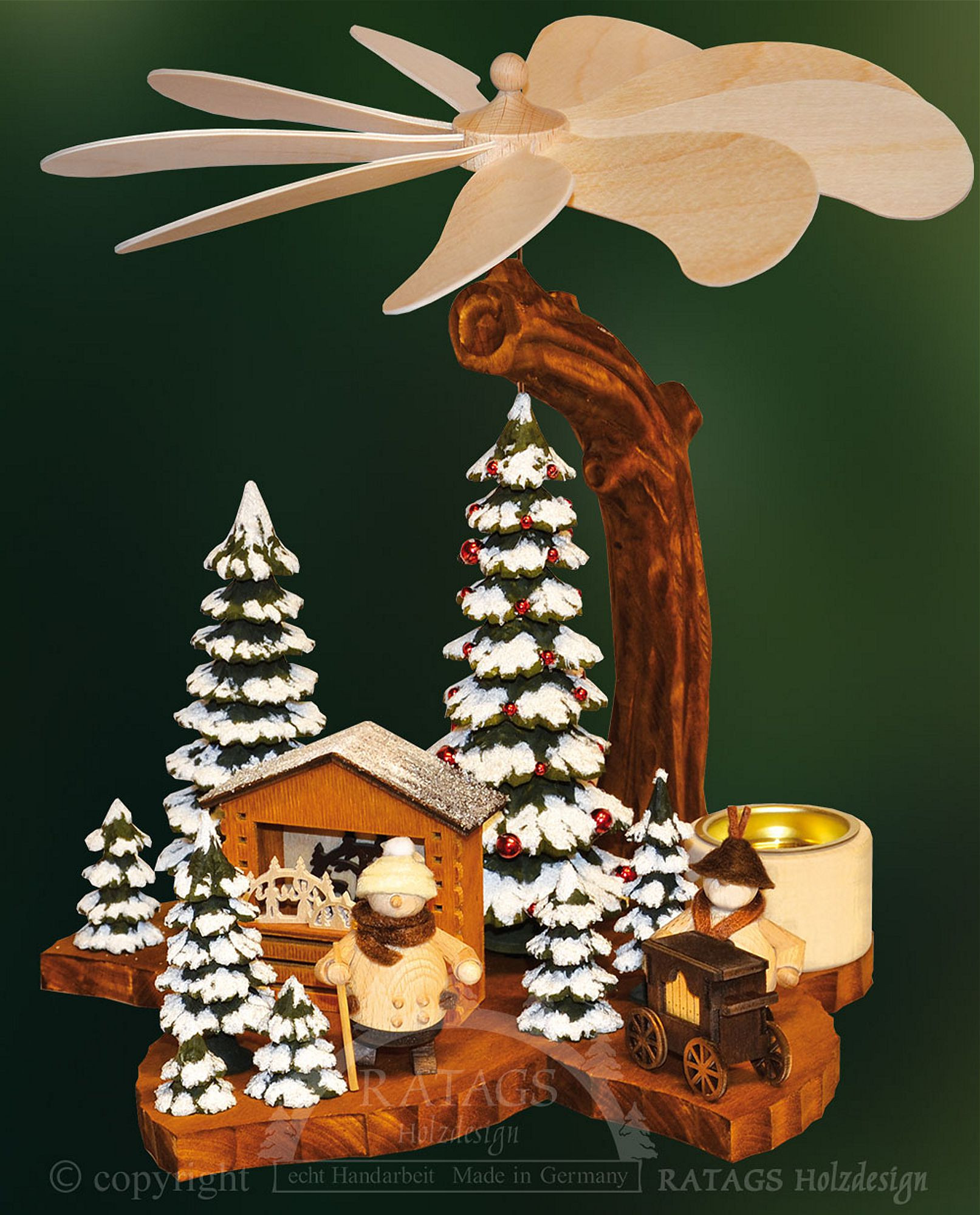Ratags Blattpyramide, Mollis im Winterwald Ratags Blattpyramide, Mollis im Winterwald
