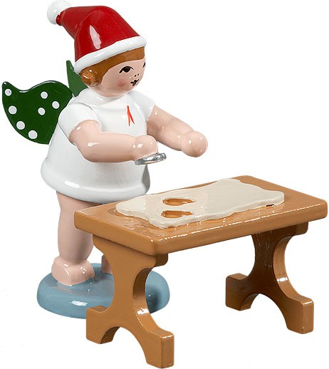 Ellmann Weihnachtsengel mit Ausstechform am Tisch, mit Mütze