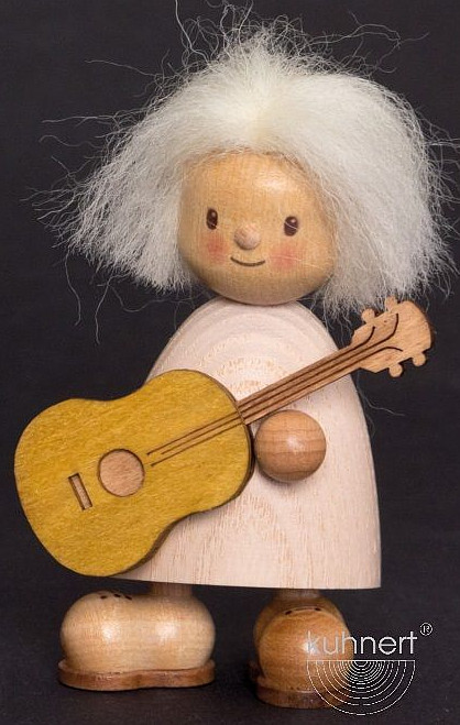 Drechslerei Kuhnert Finn mit Gitarre Drechslerei Kuhnert Finn mit Gitarre