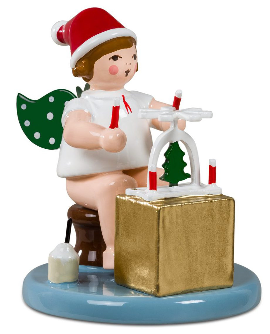 Ellmann Weihnachtsengel sitzend mit Pyramide, mit Mütze Ellmann Weihnachtsengel sitzend mit Pyramide, mit Mütze